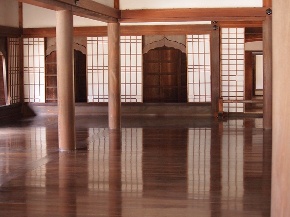 講堂内部